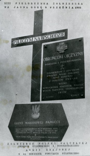 KKE 4907-16.jpg - Fot. Tablica pamiątkowa poświęcona poległym i pomordowanym żołnierzom 77pp AK, przełom lat 80-tych/90-tych XX wieku.